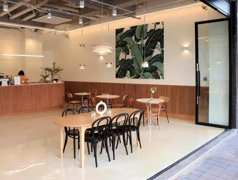 카페_공간을 넓게 활용한 효율적인 좌석 배치